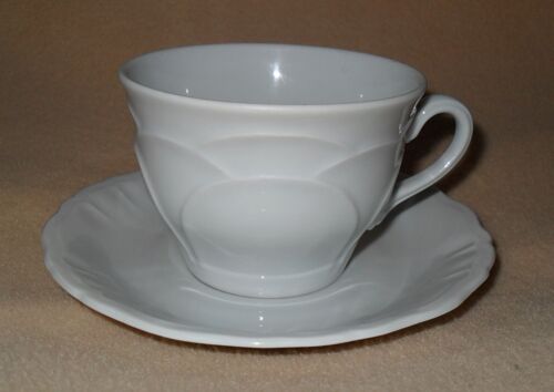 Tasse Et Sa Soucoupe Porcelaine Blanche. Décor En Relief. 6 X 8,8 Cm
