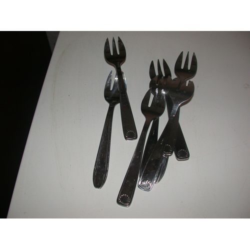 8 Fourchettes Dessert Inox Neuve
