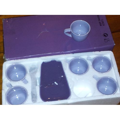 6 Tasses Violettes Et Les 6 Sous Tasses Violettes Assortis