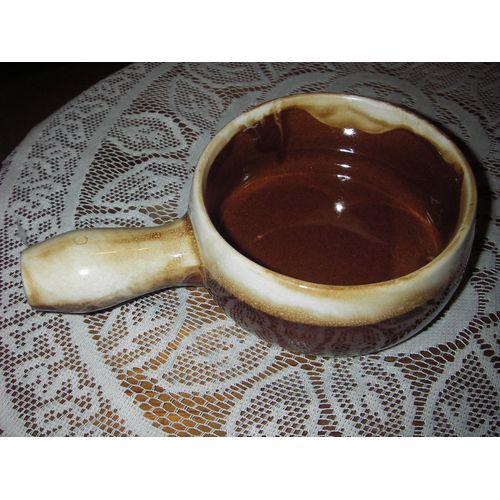 Ramequin À Manche En Céramique De Couleur :Nuancé De Marron Et Beige ,Dimensions : Diamètre 10,5 Cm ,Hauteur 5 Cm ,Largeur Totale 18,5 Cm .