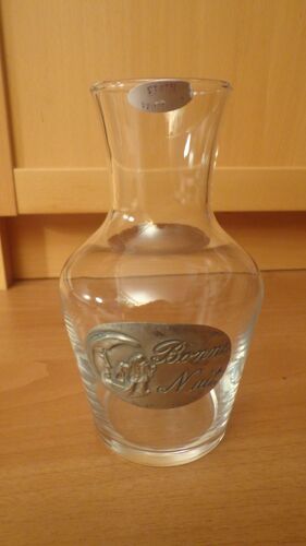Carafe En Verre Avec Une Inscription En Etain