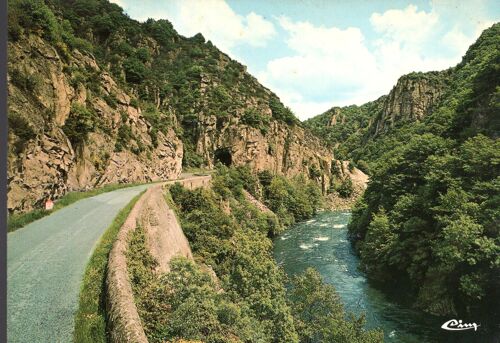 Carte Postale De La Vallée De La Sioule (Allier) Les Gorges De Chouvigny, Le Tunnel