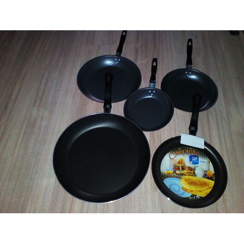 Lot De 3 Poeles , 1 Poele, 1 Crepiere, 1 Couvercle Verre Pyrex Et 3 Casseroles