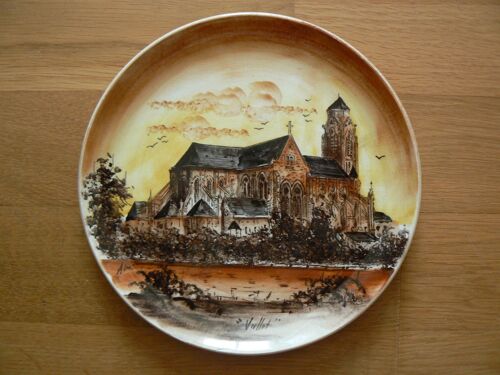 Eglise De Vallet (Loire-Atlantique). Assiette Décorative En Céramique