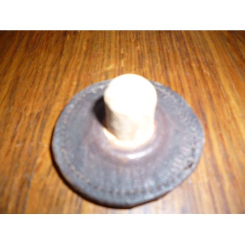 Bouchon Surmonté D'un Chapeau En Cuir.