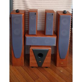 Pack enceintes ELIPSON composé de 5 enceintes et un caisson de basse. 2 enceintes colonnes, 1 enceinte centrale, 2 enceintes satellites et 1 caisson de basse.