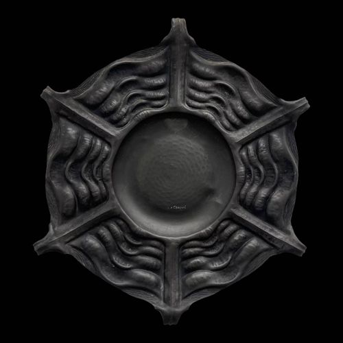 Plat en Etain Repouss Alice amp Eugne Chanal 19001925 gris