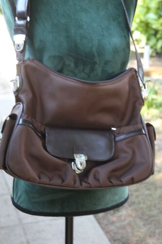 sac marron 1.2.3 avec grande anse réglable et nombreuses poches exterieures