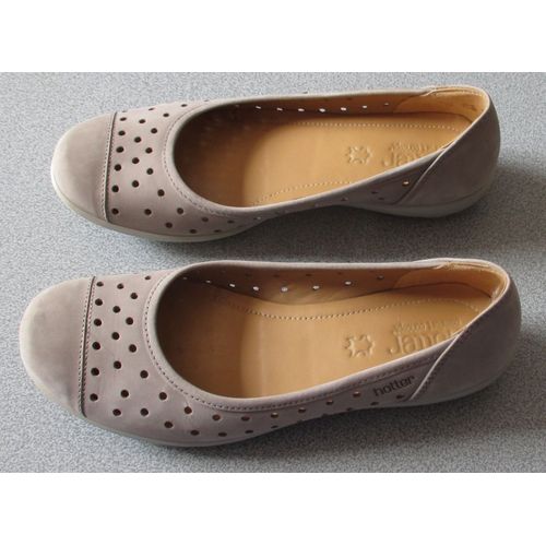 Chaussures Femmes Style Ballerines Avec Talon Compensé Bas (2.5cm)-Modèle Livvy De Hotter-Cuir Nubuck Aspect Velouté Gris-Bout Rond Et Dessus Perforé -Semelles Intérieures Amovibles - Taille 40