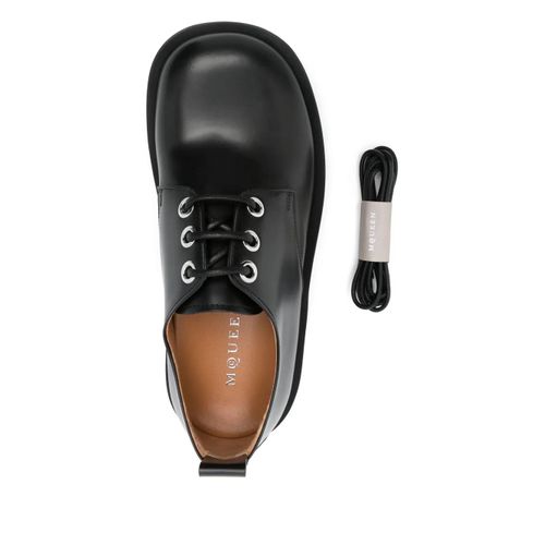 Alexander Mcqueen Derbies À Tête De Mort Embossée - Noir