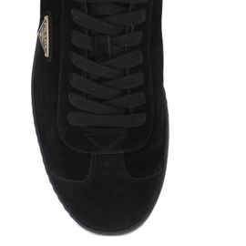 Prada Baskets En Daim À Plaque Logo - Noir