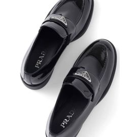 Prada Mocassins En Cuir À Logo Triangle - Noir