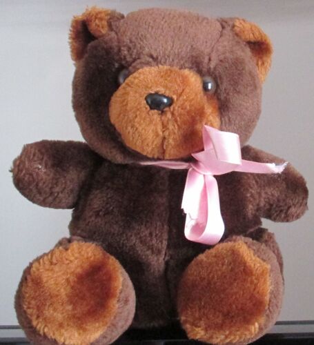 Adorable Ours En Peluche Brun Et Beige - Assis Sur Son Séant  L'air Malicieux - Une Faveur Rose Nouée Autour De Son Cou - Hauteur Environ 20cm 