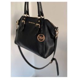 SAC A MAIN CUIR NOIR EPAIS BANDOULIERE MICHAEL KORS BAGAGE PERSONNEL MULTIPOCHES TRES ELEGANT FEMME CHIC PRESTIGE QUALITE PEAU NOIRE BOUCLES DOREES FORME ARRONDIE TOUTE SAISON PRATIQUE SOLIDE
