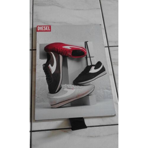 Affiche Diesel Chaussures. 4 Photos Différentes. 45 Cm De Hauteur Sur 30 Cm De Largeur.
