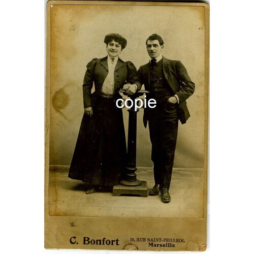 Jeune Couple. A Identifier. Photo C. Bontfort Marseille
