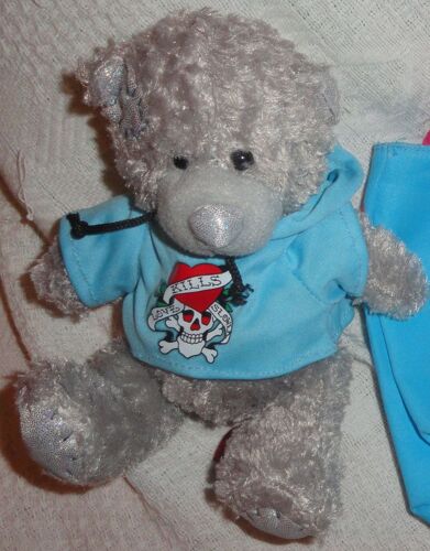 Petit Ours gris vêtu d'une brassière bleue portant le logo Ed Hardy : Love Kills Slowly - hauteur 18cm environ