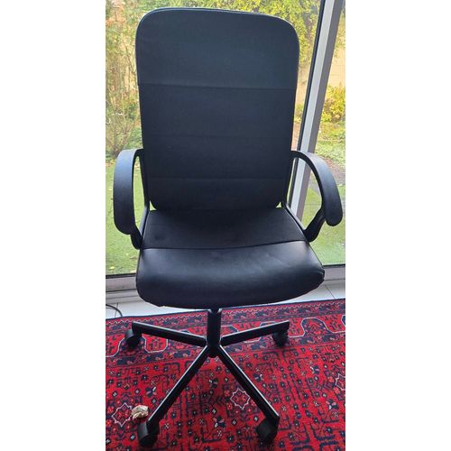 Chaise de bureau pivotante (noir) Vous pouvez profitez d'unconfort optimal avec cette chaise de bureau pivotante en excellent état ! Assise rembourrée et rotation à 360° pour une liberté de mouvement