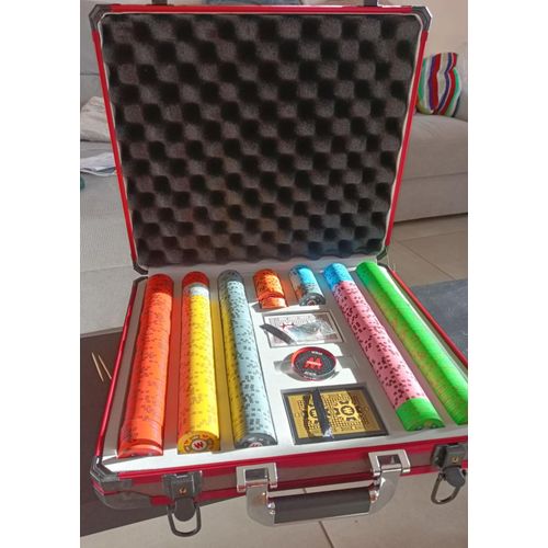Malette Poker En Aluminium Rouge Winamax 500 Jetons En Clay Composite Avec Stickers Intégrés + Deux Jeux De Cartes + Un Bouton Dealer