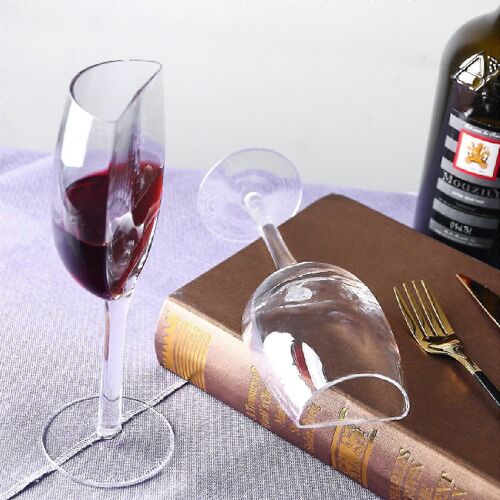 La Moitié Du Verre À Vin Verre En Cristal Qui Pénètre Dans Le Verre