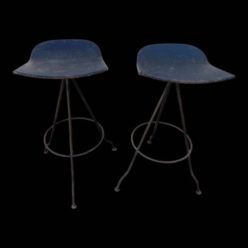 Paire De Tabourets De Bar Pivotants Artisanaux En Mtal De Style Industriel 1950 Noir