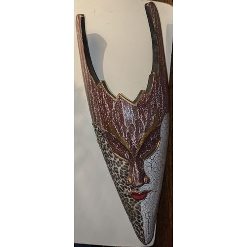 Masque Style Africain en bois et tissu