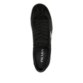 Prada Baskets À Empiècements Contrastants - Noir