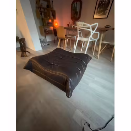 Pouf Design En Cuir ¿ Ligne Roset Modele Togo  Je Vends Ce Grand Pouf Design En Cuir Marron De La Marque Ligne Roset, Reconnu Pour La Qualité Et L¿Élégance