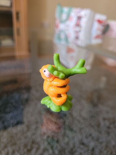 Jouet Figurine Kinder - Singe S'accrochant À Son Arbre