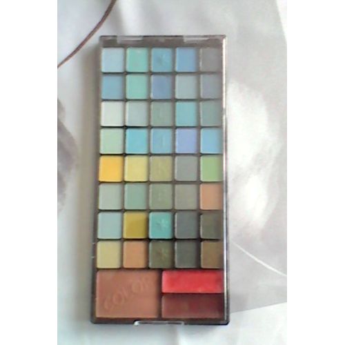 40 Nuances De Far À Paupiere Et 2 Blush Lèvre Et 1 Fond De Teint 