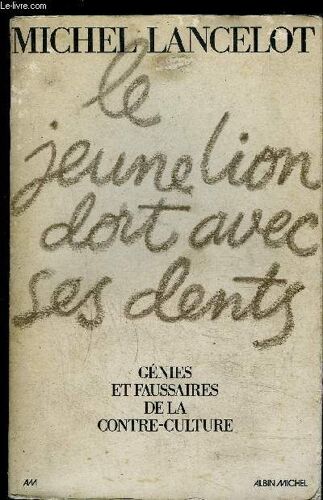 Le Jeune Lion Dort Avec Ses Dents