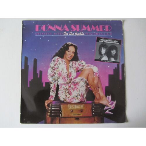 On The Radio (Greatest Hits Volume 1 Et 2) : Love To Love You Baby - Try Me, I Know We Can Make It - I Feel Love - I Love You - Last Dance - Hot Stuff - No More Tears (Enough Is Enough) - Etc...