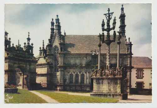 Carte Postale La Bretagne En Couleurs, Saint-Thegonnec, Finistère, Le Calvaire De 1610 À Côté De L'ossuaire Et L'arc De Triomphe De La Renaissance