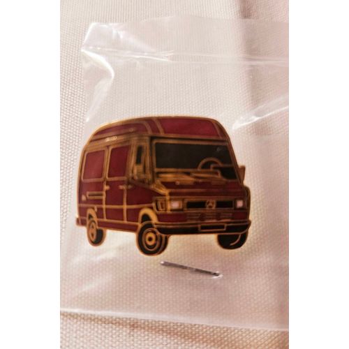 Pin's Publicitaire Mercedes Sprinter Rouge