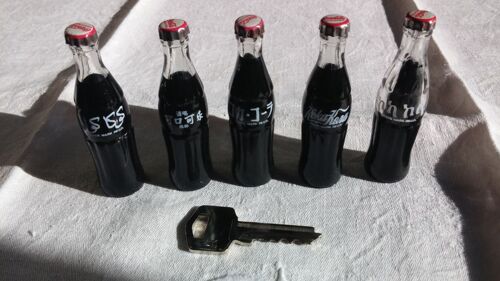 Cinq Mini Bouteilles De Coca Ecritures Etrangeres