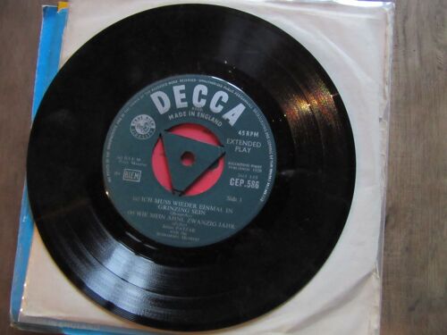 Ich Muss Wieder Einmal In Grinzing Sein /  Wie Mein Ahnl Zwanzig Jahr /  Fein Schmeckt Uns Der Wein / Wiener Flakerlied 