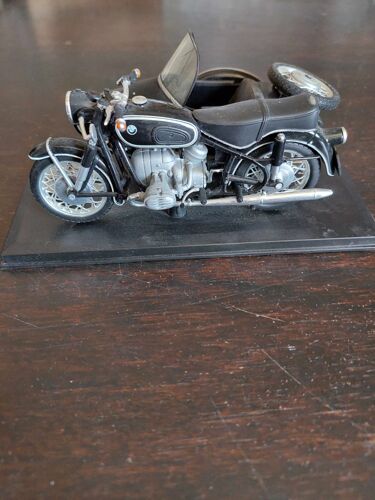 Maquette Side-Car Bmw R-60 2 Modele Reduit Sur Socle De 16 Cm / Marque Solido-Solido