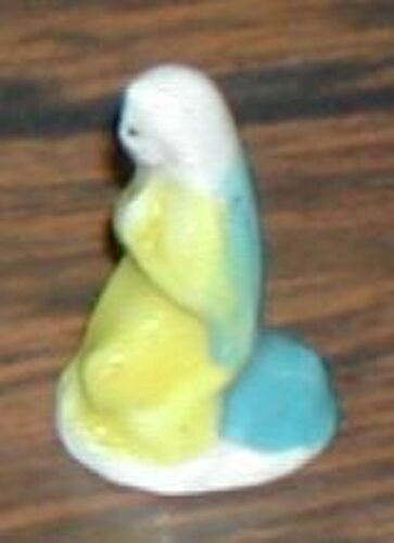 Fève Brillante Personnage Sainte Priant À Genoux