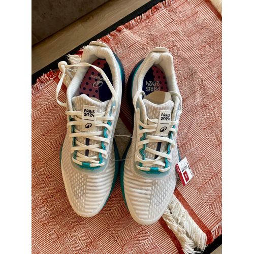 Baskets Édition Spéciale Inspirées Des Jeux Olympiques Paris 2024. Rare Et Difficile À Trouver, Idéal Pour Les Amateurs De Sport Ou Les Collectionneurs.
