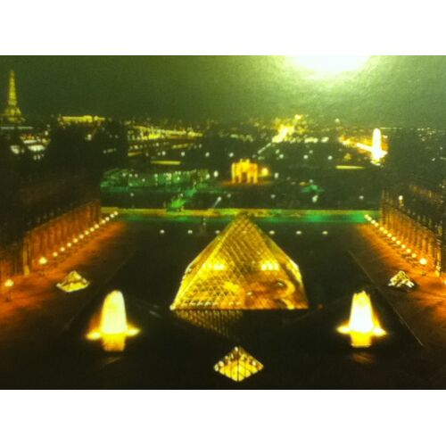 Musée Du Louvre : Le Louvre, La Pyramide Et Paris La Nuit.