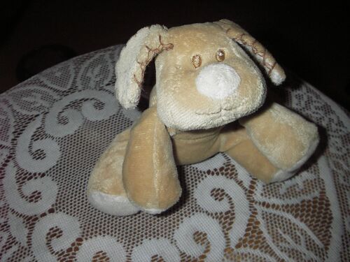 Peluche Doudou Chien Tout Doux ,De Marque Maxita ,De Couleur Beige ,Dessous D'oreilles ,Museau ,Dessous De Pattes Blancs,Yeux Brodés ,Oreilles Et Dos Surpiqués ,Dimensions :16 X 20 Cm .