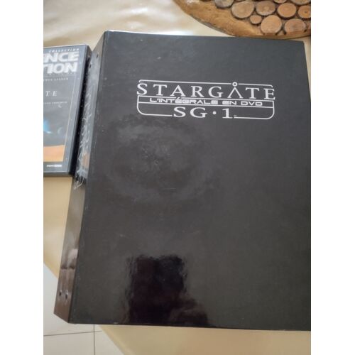 Stargate Sg1 / 9 Saisons-64 Dvd + Saison 10 -5 Dvd Et 2 Classeurs Présentant Les Protagonistes De La Séries,Les Vaisseaux ,Les Planétes..