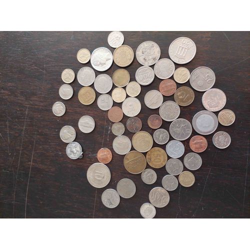 Lot De 58 Pieces De Monnaies Du Monde / Sans Doute Des Pieces En Argent