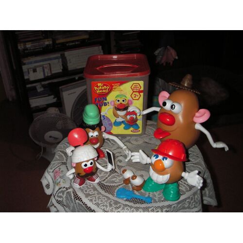 Playskool Boite Mr Potato Head: 4 Personnages: Mr Patate, Charlie Naseweis, Mr Potato, Mister Patata, 23 Accessoires À Assembler Selon Sa Fantaisie.