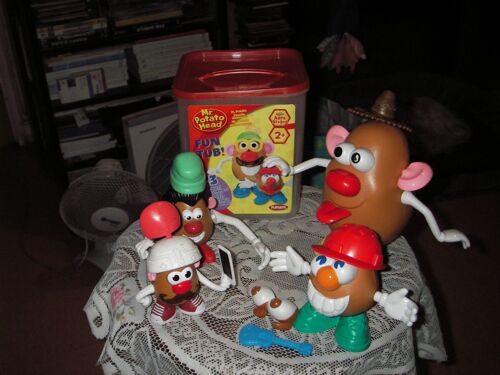 Playskool Boite Mr Potato Head: 4 Personnages: Mr Patate, Charlie Naseweis, Mr Potato, Mister Patata, 23 Accessoires À Assembler Selon Sa Fantaisie.