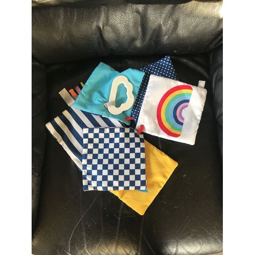 Imagier Réversible Et Sensoriel En Tissu Oxybul