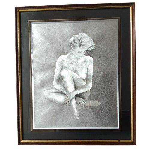 Tableau Représentant Une Gravure Portrait De Femme Nue, Couleur Argentée, Avec Un Motif En Relief. Le Cadre Est En Bois Avec Un Liseré Doré Sous Verre
