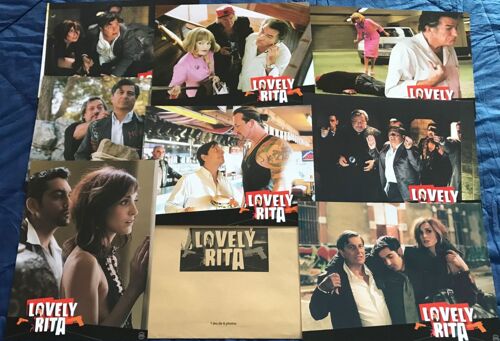 Lovely Rita Sainte Patronne Des Cas Désespérés - Jeu De 8 Photos D'exploitation Cinématographique - Format 21x28 Cm - De Stéphane Clavier Avec Christian Clavier, Eddy Mitchell, Arielle Dombasle - 2003