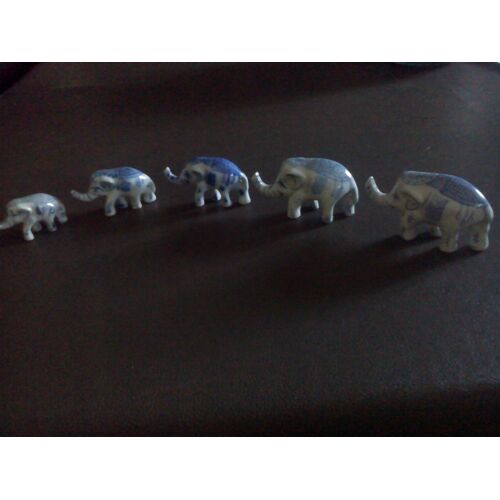 Lot De 5 Statuettes En Porcelaine .
