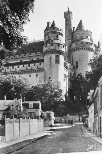Carte Postale Ancienne Noir Etblanc - Dentelée -Pierrefonds - Oises - L'arrivée Au Château - Photo Des Editions D'art Yvon